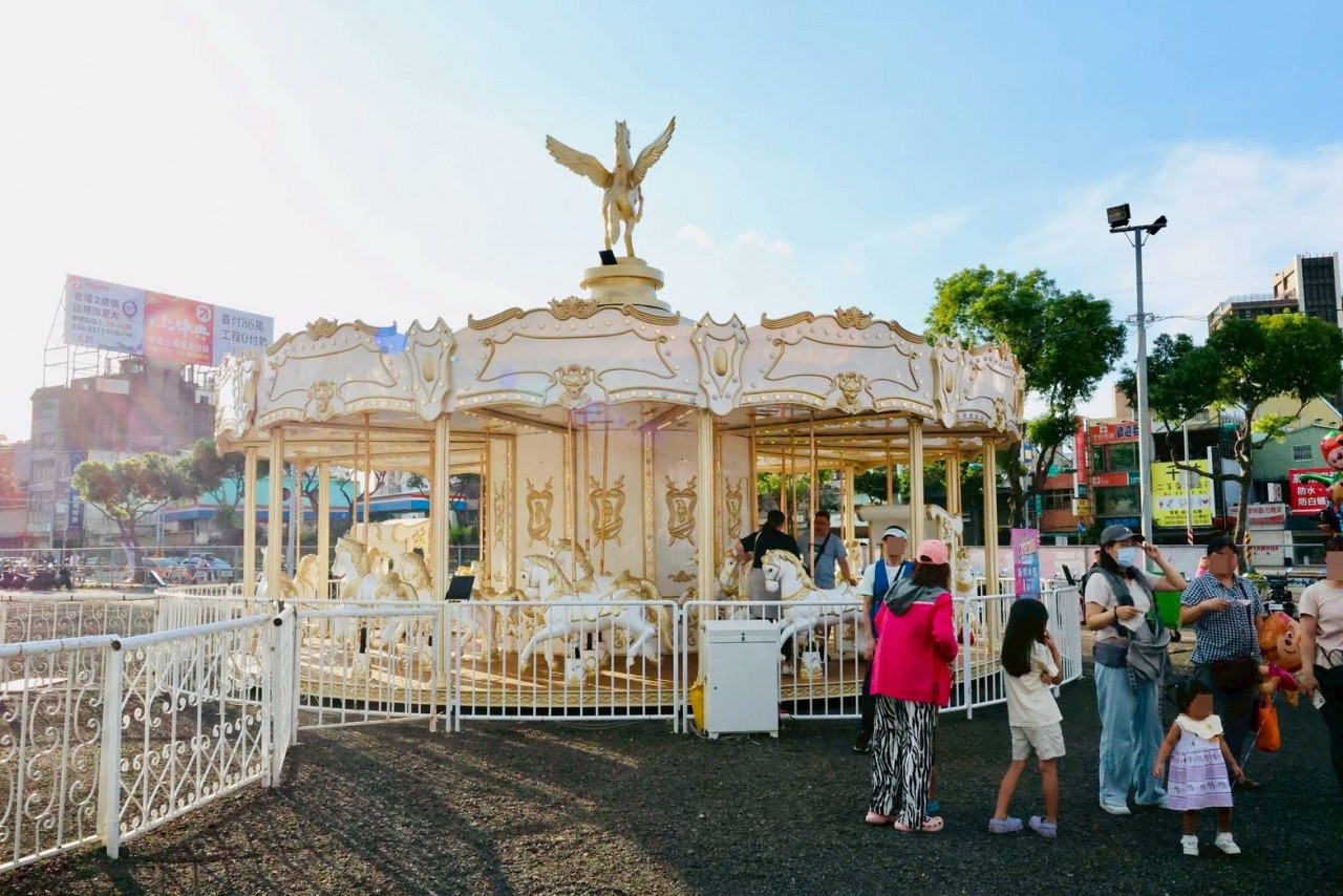 最特別的是,夜市打造「OH耶!玩樂園」集結大小朋友喜愛的19個遊樂設施,有小朋友最愛的旋轉木馬、摩天輪、充氣城堡、巴黎鐵塔造型的遊園車等設施,適合親子同遊。