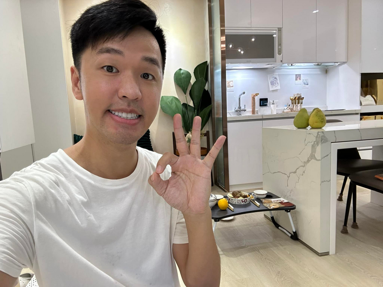 香蕉在住家和工作室都會拜地基主。