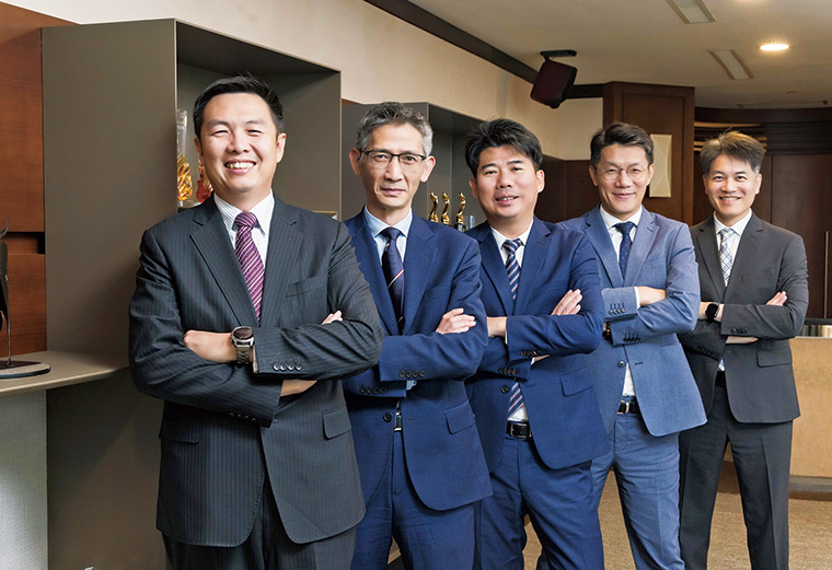 永豐金證券財管部門由總經理蘇威嘉(左一)帶領,為首家進駐高雄「亞洲資產管理中心」專區的券商。(攝影:唐紹航)