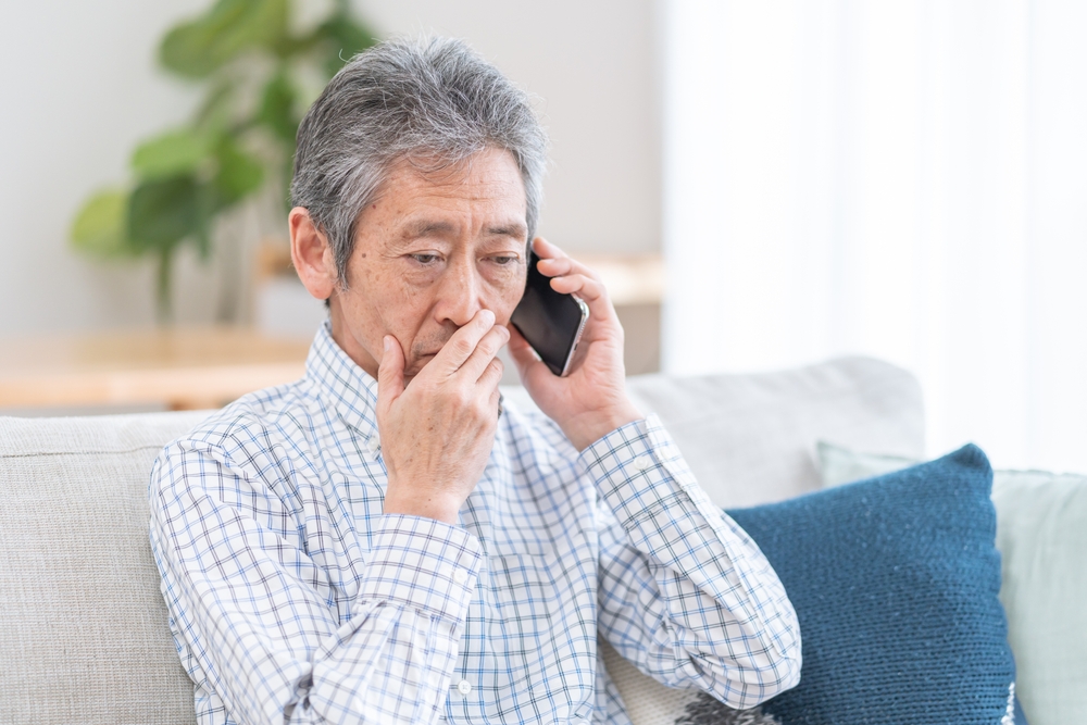 老父低聲求兒子:拜託讓我回公司