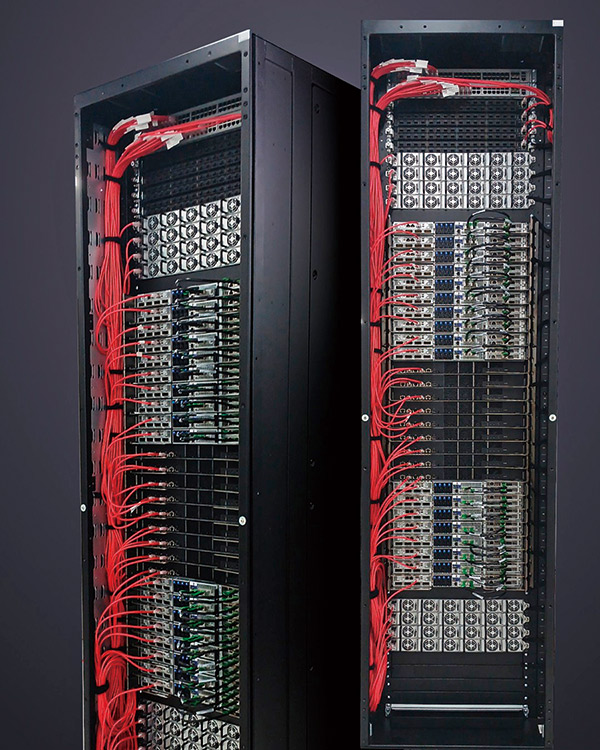 甲骨文伺服器緊跟輝達，此為目前最高效能的GB 200 NVL72機櫃。（取自Oracle臉書）