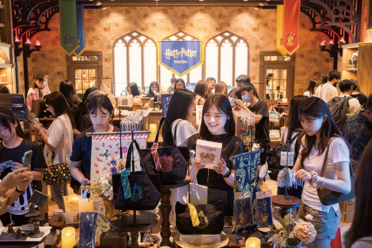 來自東京哈利波特影城的首家海外周邊專賣店「哈利波特魔法之地」，販售巫師袍、聲控魔杖等限定商品，並由日本團隊打造廠警，重現電影經典氛圍。
