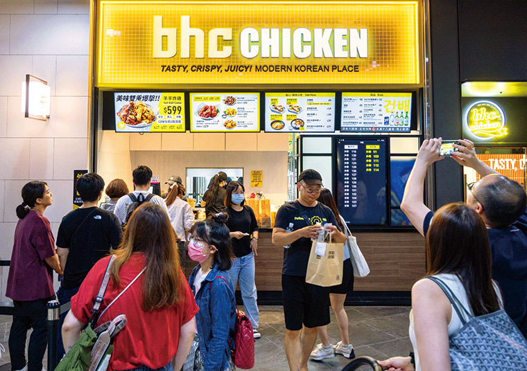 韓國炸雞品牌「bhc CHICKEN」全台首店開幕，又適逢五月天大巨蛋開唱，地下街人潮湧現、幾乎水洩不通。