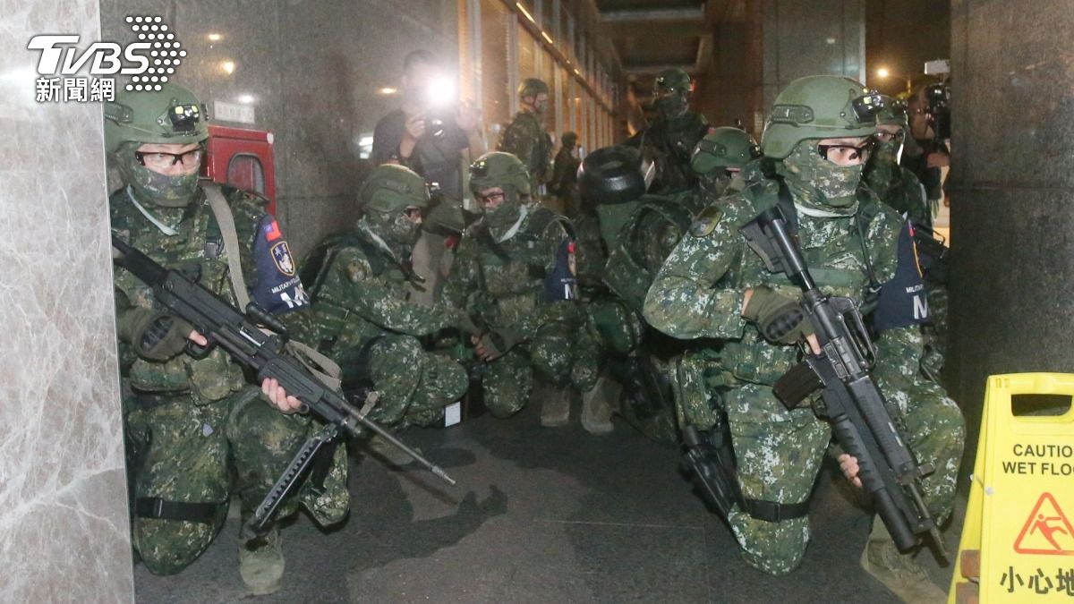 為確保台北政經中樞安全，憲兵於凌晨1時與台北市政府、台北捷運公司等單位合作，運用捷運等地下化設施，執行兵力和物資轉用演練。