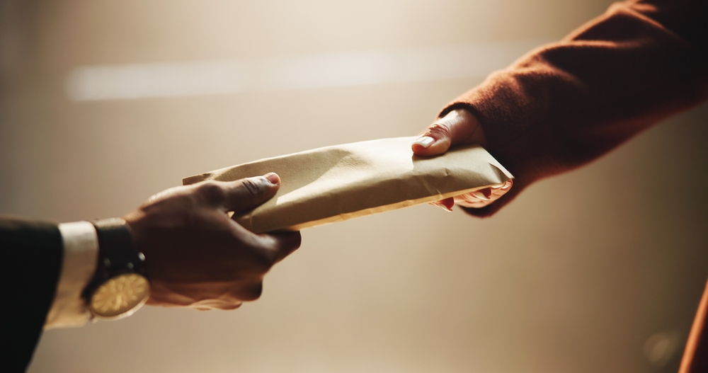 正規金融交易不需攜帶大量現金或黃金,更不會要求與「車手」接觸。