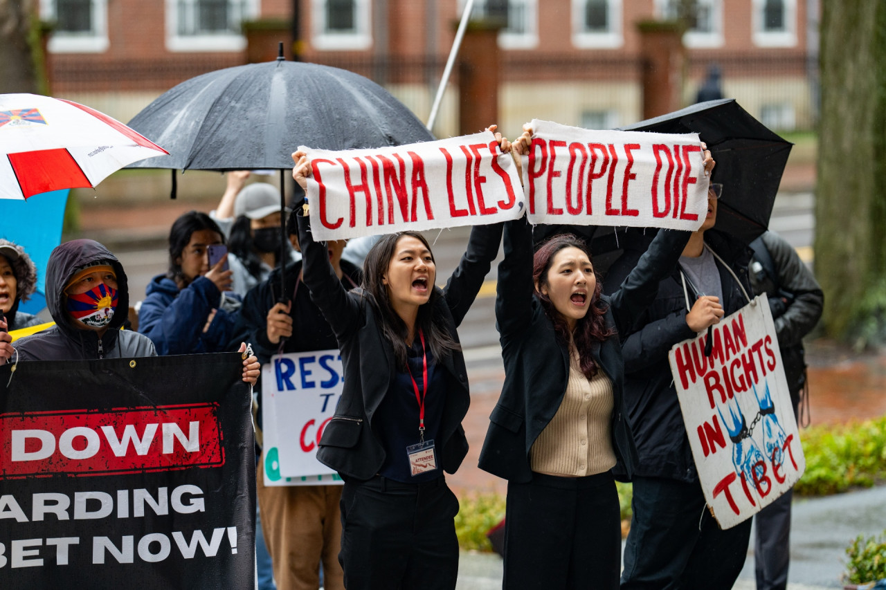 台裔美籍學生吳亭樺（右3）是台灣移民第三代、二二八受難者後代。（圖／翻攝自抵抗中共學生聯盟）