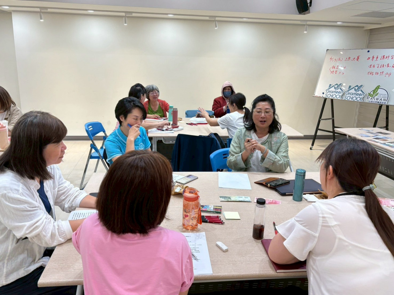 競賽過程中，參賽者組成五人小組共同學習創業計畫書撰寫、口語表達能力。