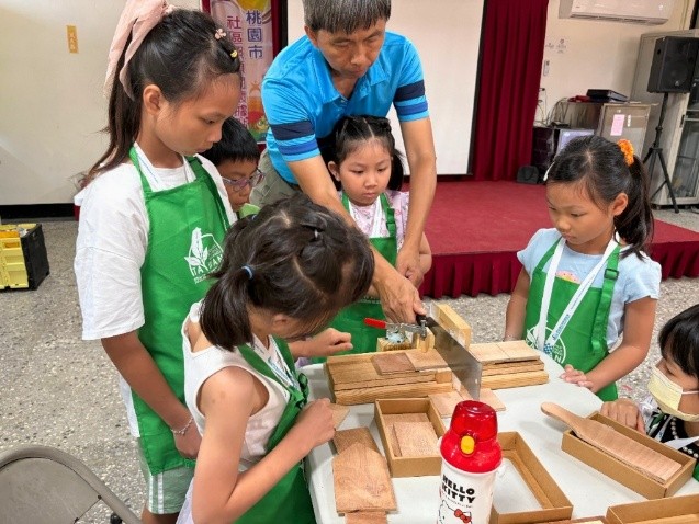 永續手作-小木工職人體驗，帶領孩童學習並創作筆筒。