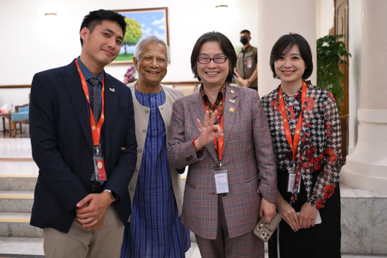 ▲台灣尤努斯基金會董事長蔡慧玲(右二)率台灣代表團與尤努斯教授(左二)於尤努斯教授官邸私人慶生會中合影。