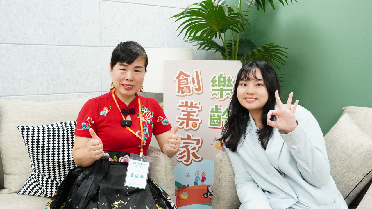 台灣尤努斯基金會副主任陳姷蓉(右)於第15屆尤努斯社會企業世界年會擔任與談人，也持續媒合各項資源陪伴樂齡與弱勢創業家。