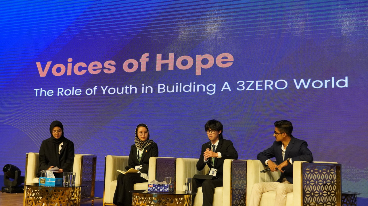 致理科技大學同學黃靖崴(右二)作為台灣三零社團代表分享公益行動。