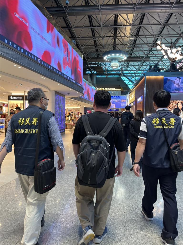 移民署於今日依法將日籍男子強制驅逐出國；另名人士則於入境當日拍完片即離境，同樣已列管禁止其再入境。（圖／民視新聞翻攝）