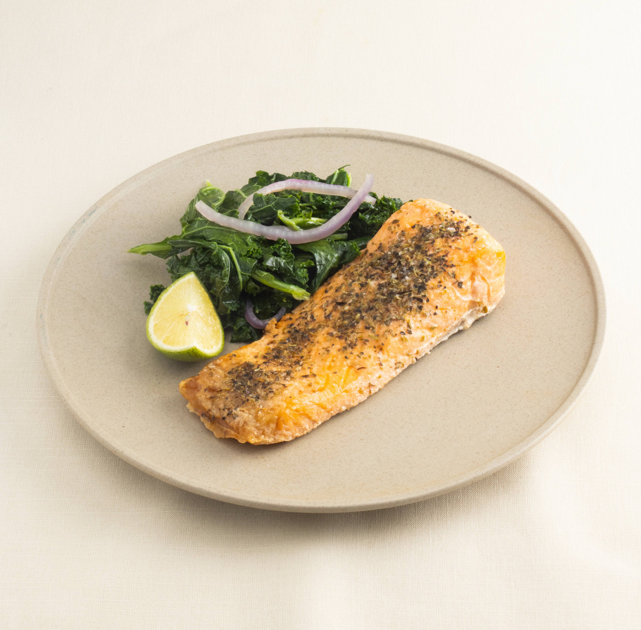 檸檬香蒜烤鮭魚佐羽衣甘藍