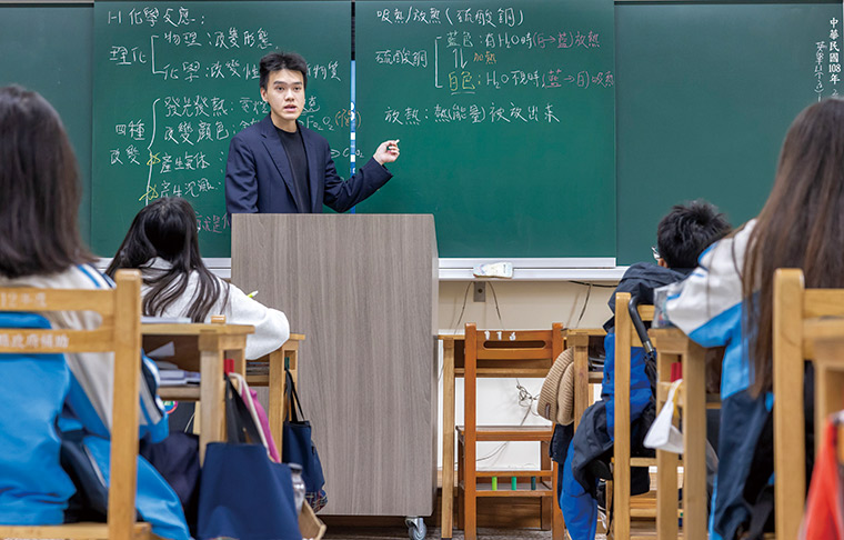 貝前吳褐陸在嘉義縣的國中擔任理化與生物的實習老師,希望成為一位教育者,能在有孩子需要時拉他一把。