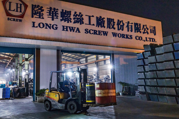 傍晚6點，隆華工廠仍在加班趕工，在一片漆黑的園區裡格外醒目。